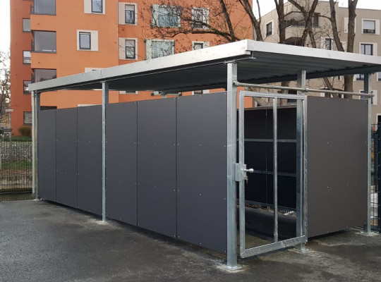 Referenz D-86153 Augsburg, Fahrradhaus, Pultdach, Trapezblech, HPL-Platte von Welcomp