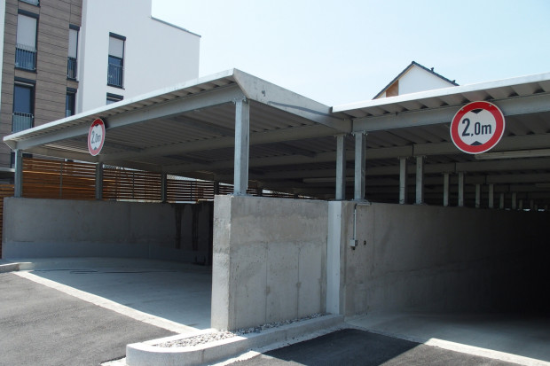 Tiefgaragenüberdachung mit Trapezblechdach und Lärchenholzverkleidung