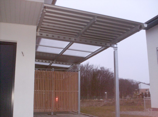 Referenz D-88045 Friedrichshafen, Carport, Pultdach, Trapezblech, Holz, An Gebäude angeschlagen, Lichtband von Welcomp