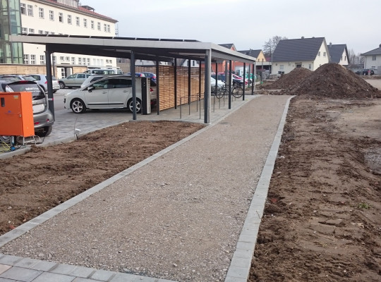 Referenz D-91330 Eggolsheim, Reihenanlage, Pultdach, Trapezblech, Holz, Pulverbeschichtung von Welcomp