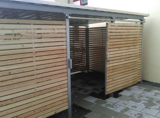 Referenz D-91522 Ansbach, Mülltonnenhaus, Pultdach, Trapezblech, Holz von Welcomp