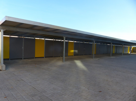 Referenz D-91781 Weißenburg, Reihenanlage, Gründach, Gründach, HPL-Platte von Welcomp