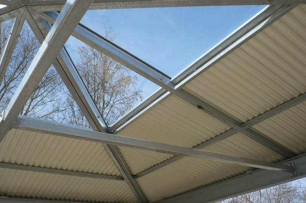 Pergola in Pyramidenform für Pausenhof mit Trapezblechdach und Glaseinsätzen