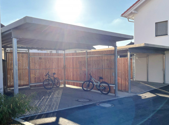 Referenz D-83026 Rosenheim, Carport, Pultdach, Trapezblech, Holz von Welcomp