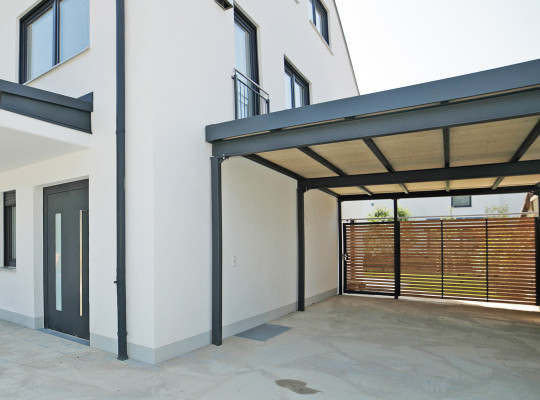 Referenz D-85764 Oberschleissheim, Carport, Pultdach, Gründach, Holz, Pulverbeschichtung von Welcomp